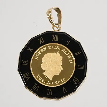 Hänge med mynt, Queen Elizabeth II, Tuvalu 2018. 24K, infattning i 18K och plast, bruttovikt Längd ink ögla: 29.1., Bredd: 21,3mm Vikt: 4,5 g