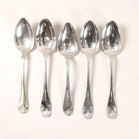 Fem skedar modell Gammal Fransk, längd 22cm, tre med gravyr, silver 830/1000 Vikt: 257 g