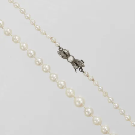 Doserat pärlcollier med odlade sötvattenpärlor längd 53cm, 3-6,5mm, silver lås 830/1000, bruttovikt: 11,4g Vikt: 11,4 g