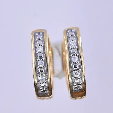 Örhängen med diamanter ca 6x0,005ct Guldfynd, Ø9 mm bredd 3 mm 18K. Vikt: 2,2 g