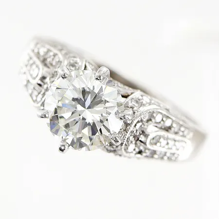 Ring med diamanter 1 x ca 2,0ct, W/TCr(H-I)/VVS, stängd fattning på baksidan, går ej att mäta djup, 74 x ca 0,01ct 8/8 slipade, stl: ca 18½ skev skena, bredd på skena 2-7,5mm, Platina 900/1000 Vikt: 9,4 g