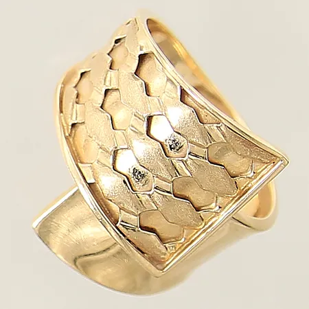 Ring med dekor stl:17¾ bredd 5,3mm GFAB 18K  Vikt: 4,2 g