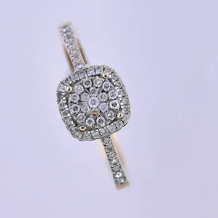 Ring med diamanter ca 55x0,005ct Guldfynd stl:16½, bredd 2-8 mm en diamant saknas 18K. Vikt: 3,2 g
