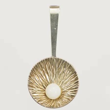 Hänge med månsten längd 50mm, bredd 25,5mm, utformats för Electrolux av Kjell Kämpe, 80 exemplar existerar År 1971 Silver Vikt: 6,1 g