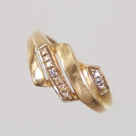 Ring med åttkantslipade diamanter 2xca0,005ct, stl:15½, bredd 8mm, skev, 18K Vikt: 2,5 g