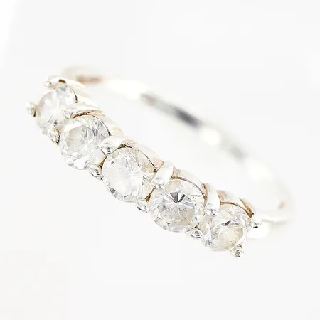Ring stl:18¾ bredd 1,5-4mm, vita stenar, något skev skena, silver 925/1000. Vikt: 2,3 g