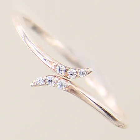 Ring med vita stenar stl:18 bredd 1,2-6,8mm något skev skena silver 925/1000 Vikt: 1,2 g