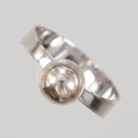 Ring doserad skena med kula stl:19, bredd 8-2,8mm, Alton vitguld 18K Vikt: 2,7 g