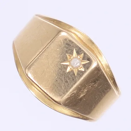 Ring s k klackring med liten vit sten Ceson Göteborg 1977 stl 19½ bredd 4-11mm skev 18K Vikt: 3,3 g