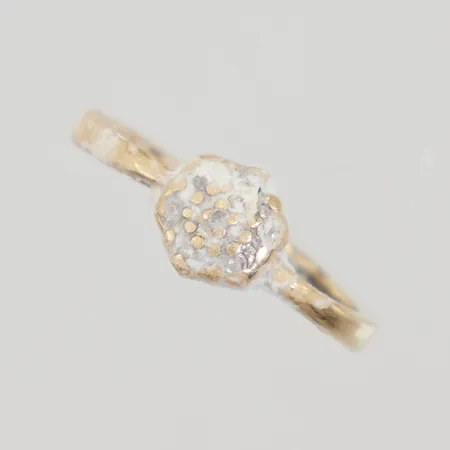 Ring med stenar stl:16, bredd 1,9mm, limrester, 18K Vikt: 2,4 g