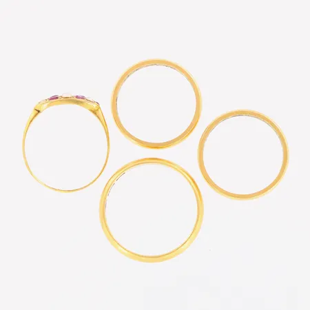 4 ringar röda stenar, pärlor, gravyr 18K. Vikt: 13,2 g