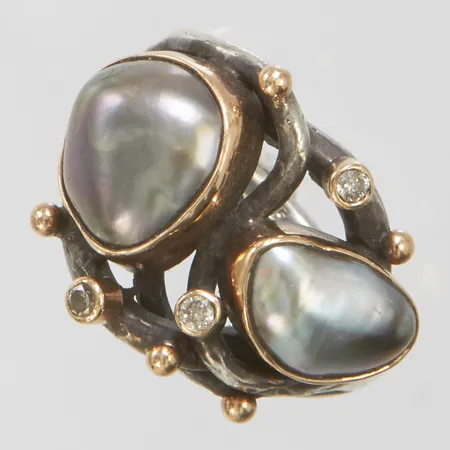 Ring By Birdie med diamanter 3 x ca 0,03ct samt keshi pärlor enligt uppgift, stl 18¼, bredd 4-19mm, detaljer i 14K, silver 925/1000, bruttovikt: 11,7g Vikt: 11,7 g