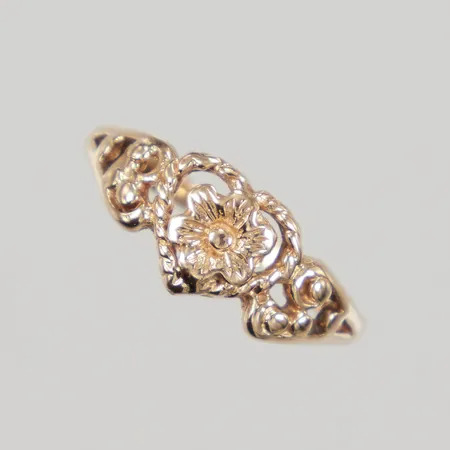 Ring med genombruten dekor stl:17, bredd 7,3mm, 18K Vikt: 1,9 g