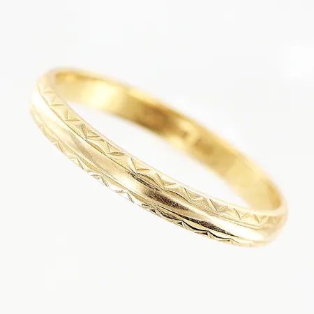 Ring mönstrad stl:18¼, bredd 2,7mm, gravyr, 18K  Vikt: 2,4 g