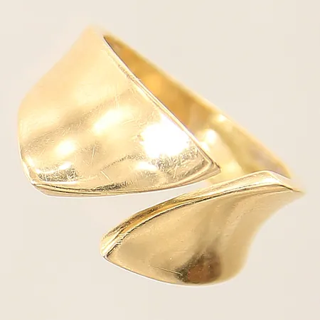 Ring med öppen dekor GHA stl:16½ bredd 4-12mm skev skena 18K Vikt: 4,7 g