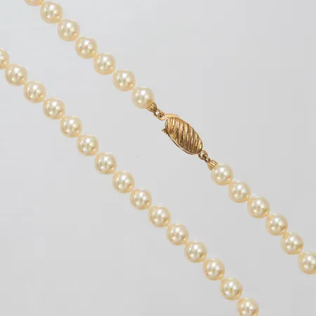 Pärlcollier med imitationspärlor längd ca 46cm, bredd 6,5mm, lås i förgyllt silver, 925/1000, bruttovikt: 24,4g Vikt: 24,4 g