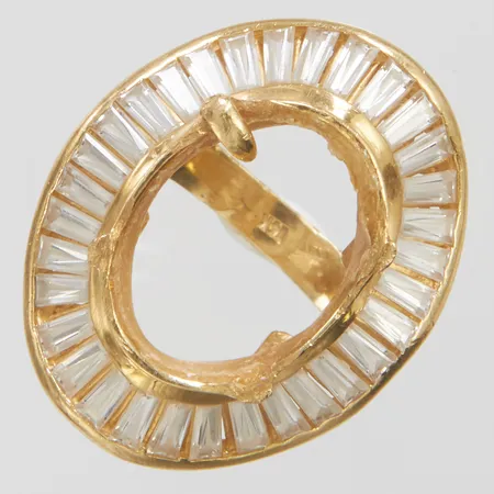 Ring med vita stenar stl 18¼, bredd 3,5-29mm, saknar mittsten, skev skena, defekt, 14K, bruttovikt: 10,5g Vikt: 10,5 g