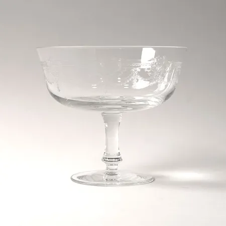 Skål på fot, glas med etsad dekor, höjd: 14cm. Vikt: 0 g