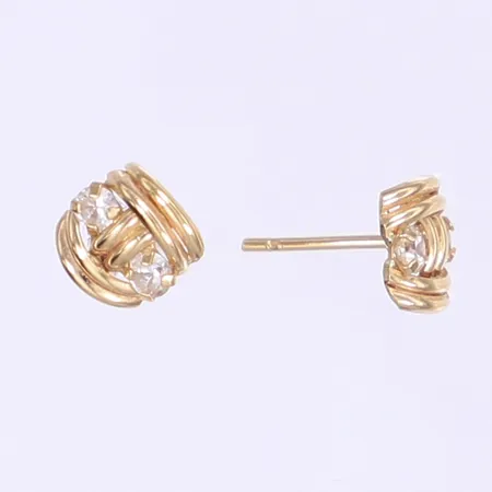 Ett par örhängen med vita stenar ca 0,6x0,6cm ett stift skevt 18K Vikt: 0,8 g