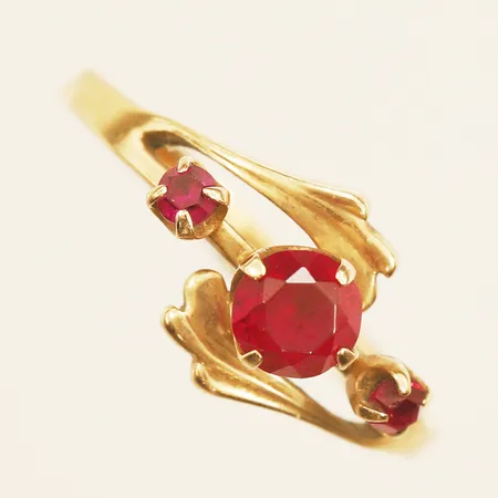 Ring med syntetiska rubiner stl:17¾, bredd 2,1mm, Sovjetisk 14K Vikt: 2,4 g