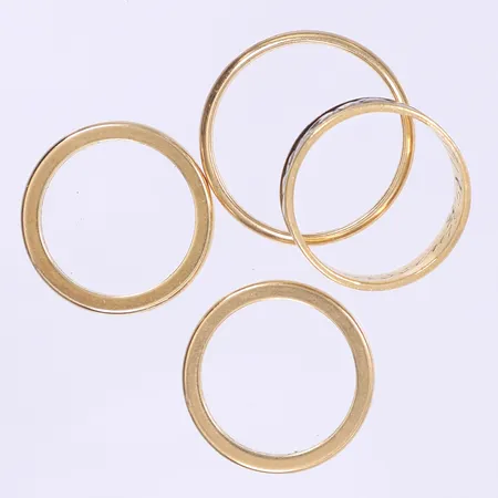 Diverse guld i form av fyra ringar gravyrer 18K Vikt: 17,8 g