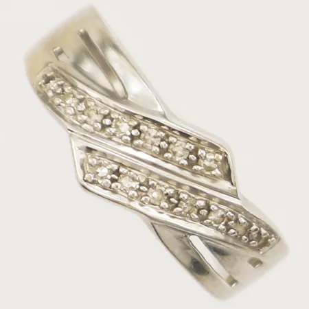 Ring med diamanter ca14x ca0,001ct stl:18 bredd 2,6-8,2mm vitguld GHA 18K Vikt: 4,7 g