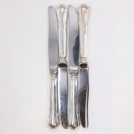 4 Matknivar, längd 20,5cm, bredd 15mm, blad i rostfritt stål, Chippendale, handtag i 830/1000 silver Vikt: 299,5 g