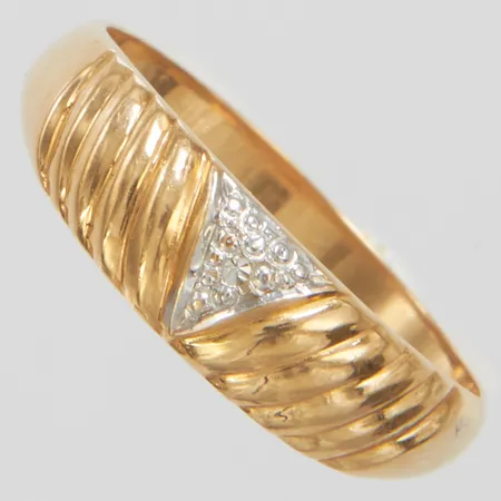 Ring med diamant 1 x ca 0,005ct stl 17½, bredd 2-5,5mm, 18K Vikt: 2,4 g