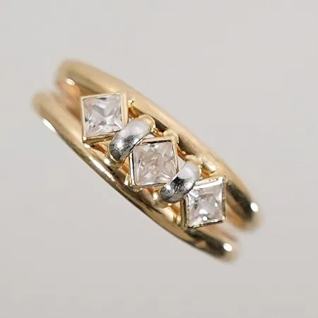 Ring med vita stenar Stl: 17mm 18k  Vikt: 1 g