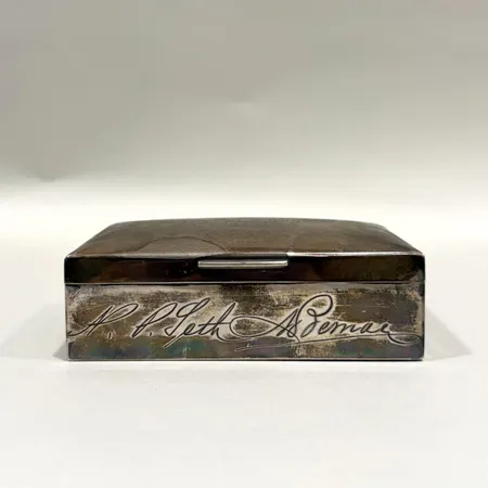 Silverskrin 13,5x8,5x4,5cm insats i trä lös botten gravyr silver 830/1000 Bruttovikt: 274,4g Vikt: 274,4 g