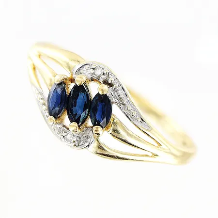 Ring med blå stenar och diamanter 2 x ca 0,005ct, stl:19, bredd 1,5-8,5mm, 18K Vikt: 2,1 g