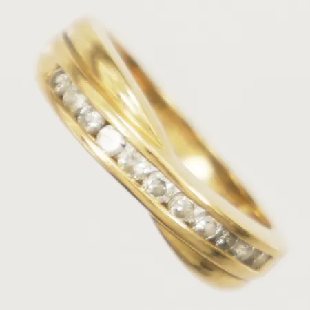 Ring med diamanter 0,3ct totalt enligt gravyr, stl:16 bredd 2,3-4,5mm 18K Vikt: 3,1 g
