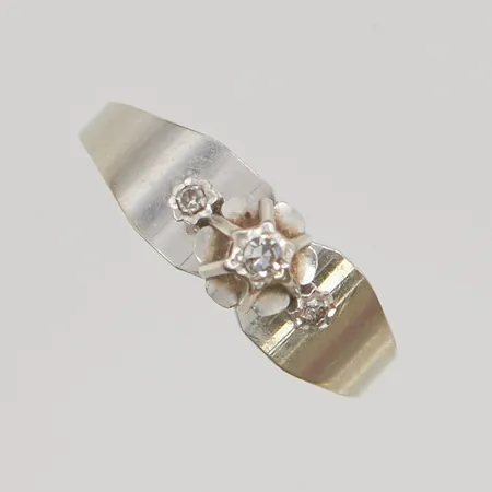 Ring med diamanter 3x ca 0,01ct stl:17¾ bredd 6mm 18K 2,7g.
