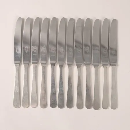 Tolv knivar Wiwen Nilsson med blad i rostfritt stål, längd 21,5cm, Lund, gravyr B-P, silver 830/1000 Vikt: 622,3 g