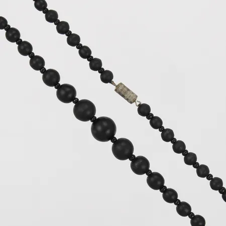 Collier med svarta stenar, lås i metall, längd ca 44,5cm, bredd ca 2-11mm