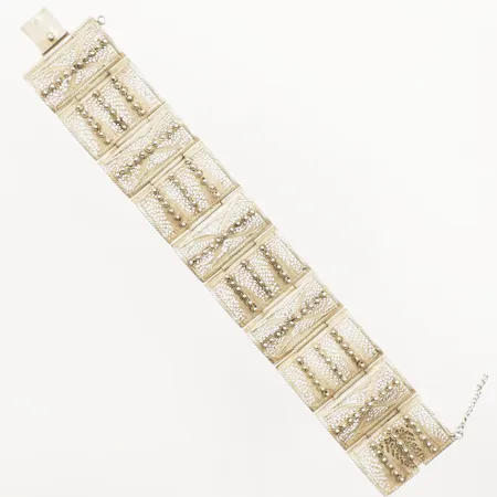 Armband med filigranarbete längd ca 18cm, bredd 30,5mm, säkerhetskedja en del saknas, silver 833/1000 Vikt: 45,5 g