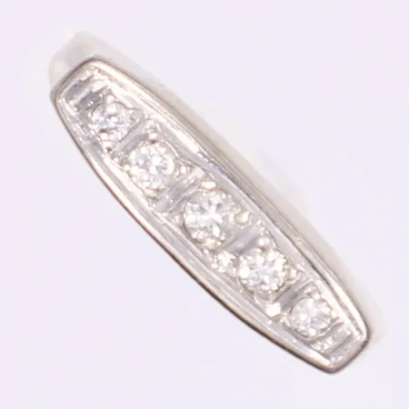 Ring med diamanter 1x ca 0,04ct, 2x ca 0,03ct, 2x ca 0,02ct, stl:16, bredd 1,5-5mm, gravyr, bortnötta stämplar, vitguld 18K Vikt: 3,3 g