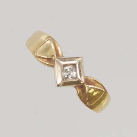 Ring stl:16 bredd 7mm vit sten 18K 1,8g.