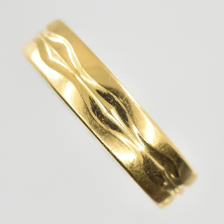 Ring stl 17¾ bredd 5 mm, gravyr, 18K. Vikt: 5,5 g