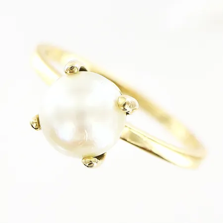Ring med odlad pärla Ø7,5mm Guldfynd, stl:17½, skena 1,5mm, pärla sitter något lös, 18K Vikt: 2,8 g