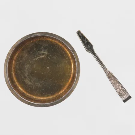 Pillerskål med tång Ceson Guldvaru Ab, Ø3,5cm, tångens längd 4cm, stämplade år 1978 och 1967, silver 830/1000 Vikt: 6,9 g