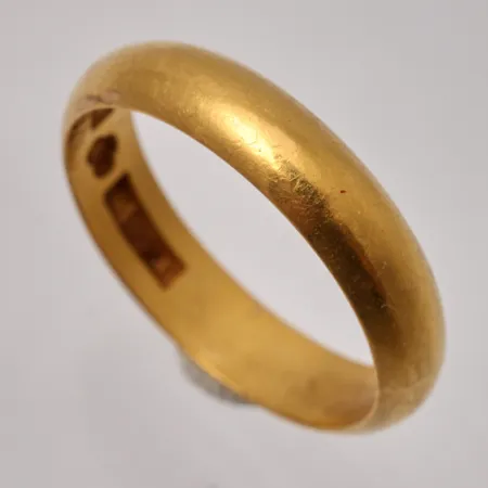 Ring stl:18, bredd 4,4mm, defekt, gravyr, 23K, 5,18g.