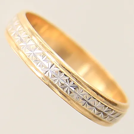 Ring med dekor stl:18 bredd 4mm vitguldsdetaljer 18K Vikt: 3 g