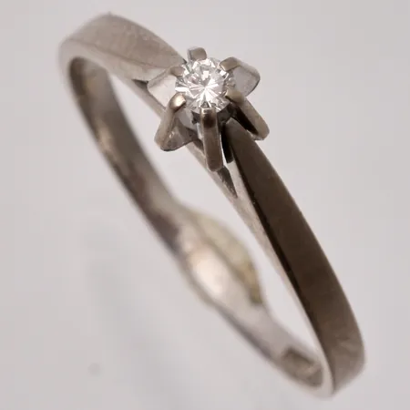 Ring stl:16½ bredd 1,7-5mm, 1st diamant, 0,05ct, Nordisk Kokusai Ab, 1976, 18K vitguld, 1,66g. 