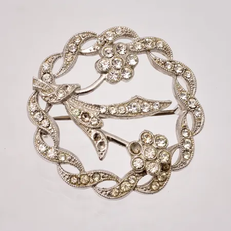 Brosch Ø36,4mm, vita stenar, varav 6st saknas, silver 925/10000, England, 10,48g.