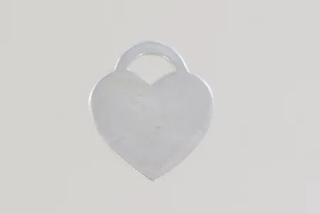 Hänge hjärta längd 2,5cm bredd 2 cm, graverad Anders silver Vikt: 3,4 g