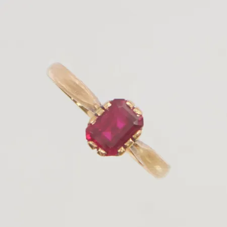 Ring stl:16¾ bredd 6mm syntetisk spinell 18K 1,4g.