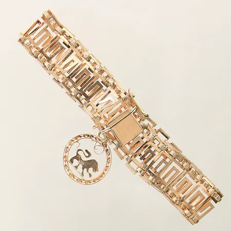 Armband med genombruten meanderdekor och integrerad berlock längd 20cm bredd 16,2-40mm skev/ojämn länk felstämplad 14K Vikt: 15,9 g