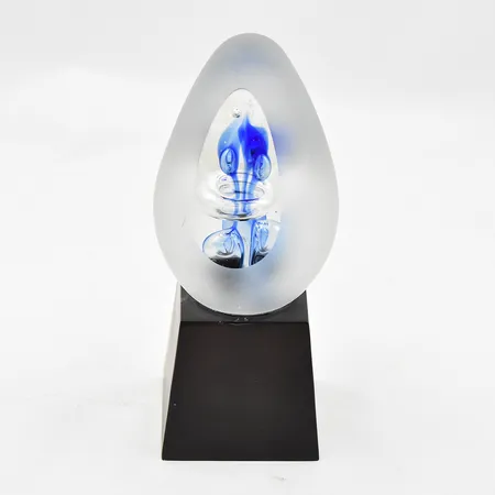 Konstglas på sockel Studio Åhus formgivning Hanne Dreutler höjd 15 cm.