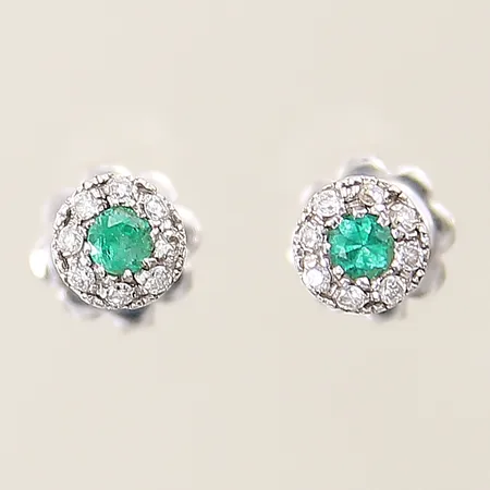 Örhängen med smaragder samt diamanter 16x ca 0,01ct vitguld 18K  Vikt: 2,2 g
